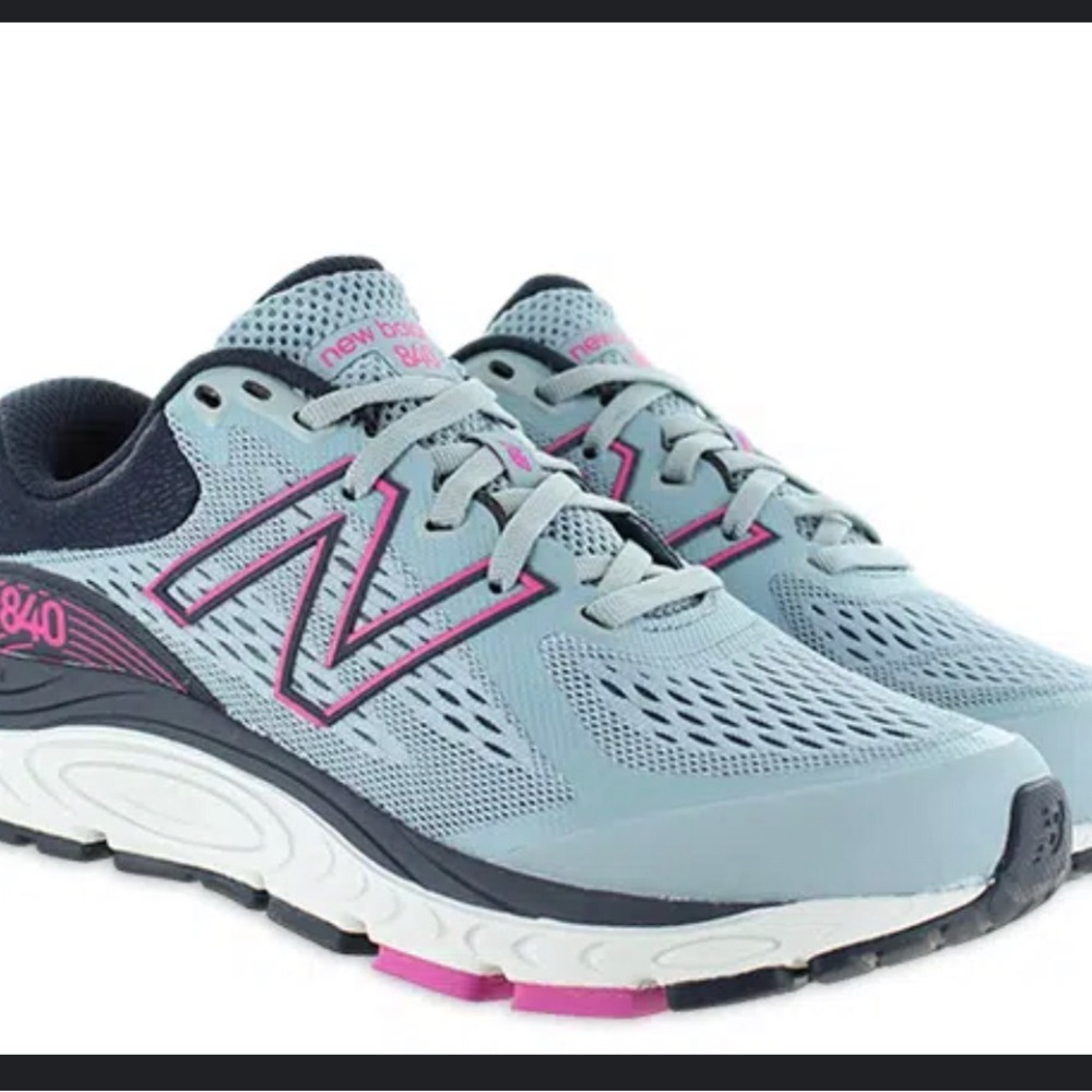 New Balance Women’s 840v5 running sneakers. Size 9.5